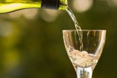 实盘配资平台-低端白酒为什么不好卖了？